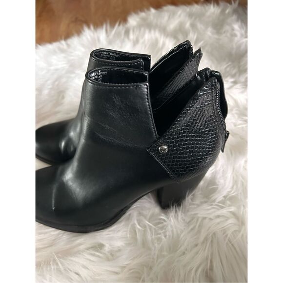 Simply by Vera wang simply by vera a black booties cut out size 6 medium with 2. - Picture 2 of 6